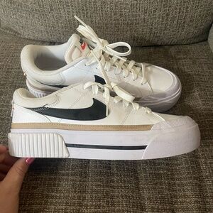 WOMEN'S NIKE COURT LEGACY LIFT PLATFORM SNEAKERS size 8